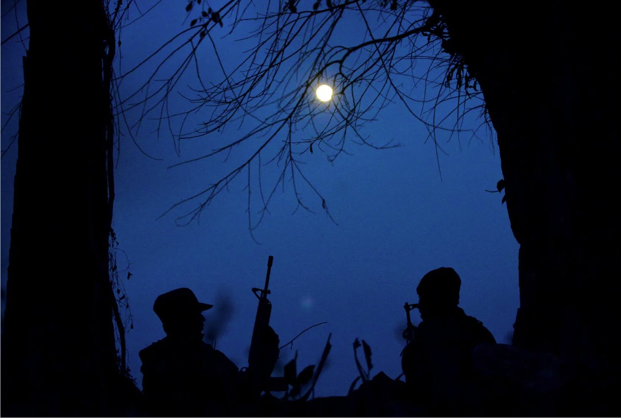 2021年12月19日，在緬甸Kawkareik的前線，可以看到人民國防軍(PDF)成員在成為抗議者后成為游擊隊(duì)員。照片拍攝于2021年12月19日。