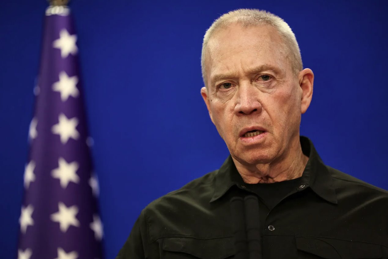 以色列國防部長約阿夫·加蘭特于2023年12月18日在以色列特拉維夫與美國國防部長勞埃德·奧斯汀在以色列國防部舉行的聯(lián)合新聞發(fā)布會上發(fā)表講話。