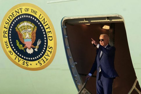 拜登開玩笑說(shuō)特朗普應(yīng)該給自己注射漂白劑