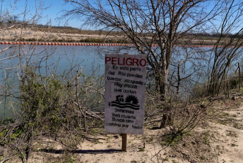 拜登政府與德克薩斯州就浮動(dòng)移民屏障在美國(guó)上訴法