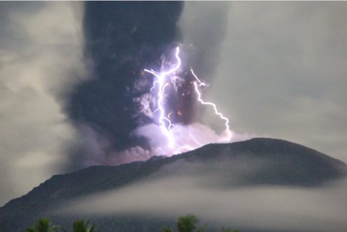 印度尼西亞伊布火山噴發(fā)7個村莊撤離