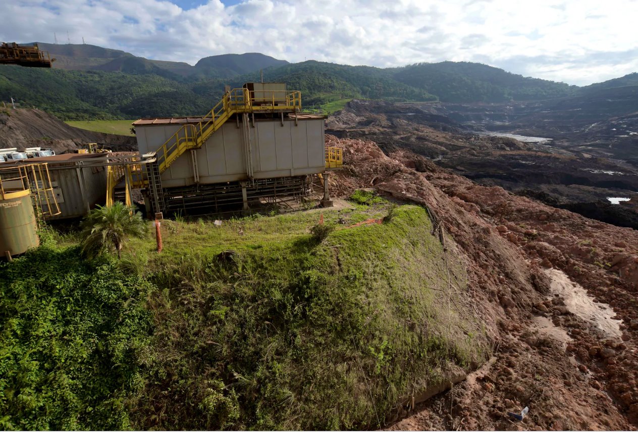 2019年2月13日，巴西布魯馬迪尼奧，巴西礦業(yè)公司淡水河谷倒塌的尾礦壩景象。