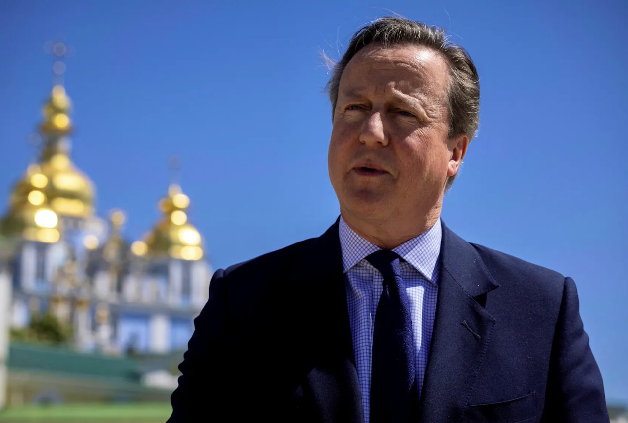 2024年5月2日，在烏克蘭基輔，俄羅斯襲擊烏克蘭期間，外交大臣戴維&middot;卡梅倫在圣邁克爾金圓頂修道院外對(duì)記者發(fā)表講話。