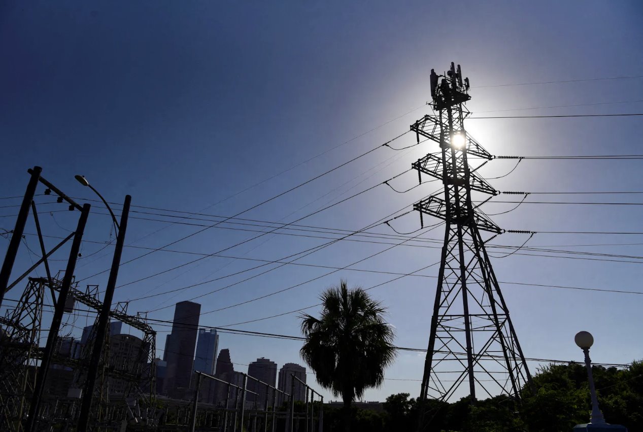 2023年6月27日，美國(guó)德克薩斯州休斯頓，炎熱天氣期間電力需求激增，對(duì)電線的普遍看法。