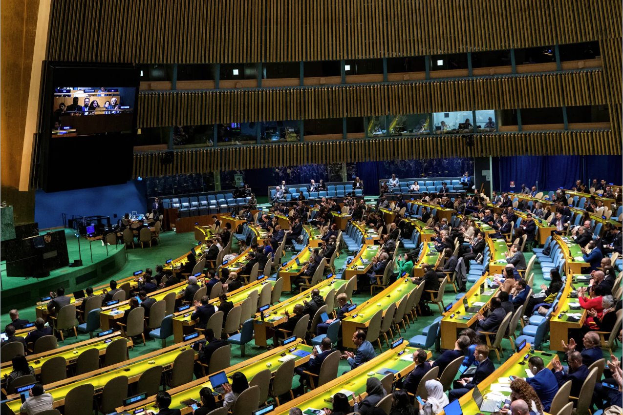 聯(lián)合國(guó)大會(huì)于2024年5月10日在美國(guó)紐約市就承認(rèn)巴勒斯坦人有資格成為聯(lián)合國(guó)正式會(huì)員國(guó)的決議草案進(jìn)行投票，代表們對(duì)投票結(jié)果作出反應(yīng)。