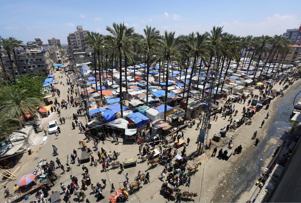 2024年5月12日，加沙地帶中部，以色列地面行動(dòng)導(dǎo)致人們繼續(xù)逃離拉法，包括流離失所者在內(nèi)的巴勒斯坦人涌入代爾巴拉赫。