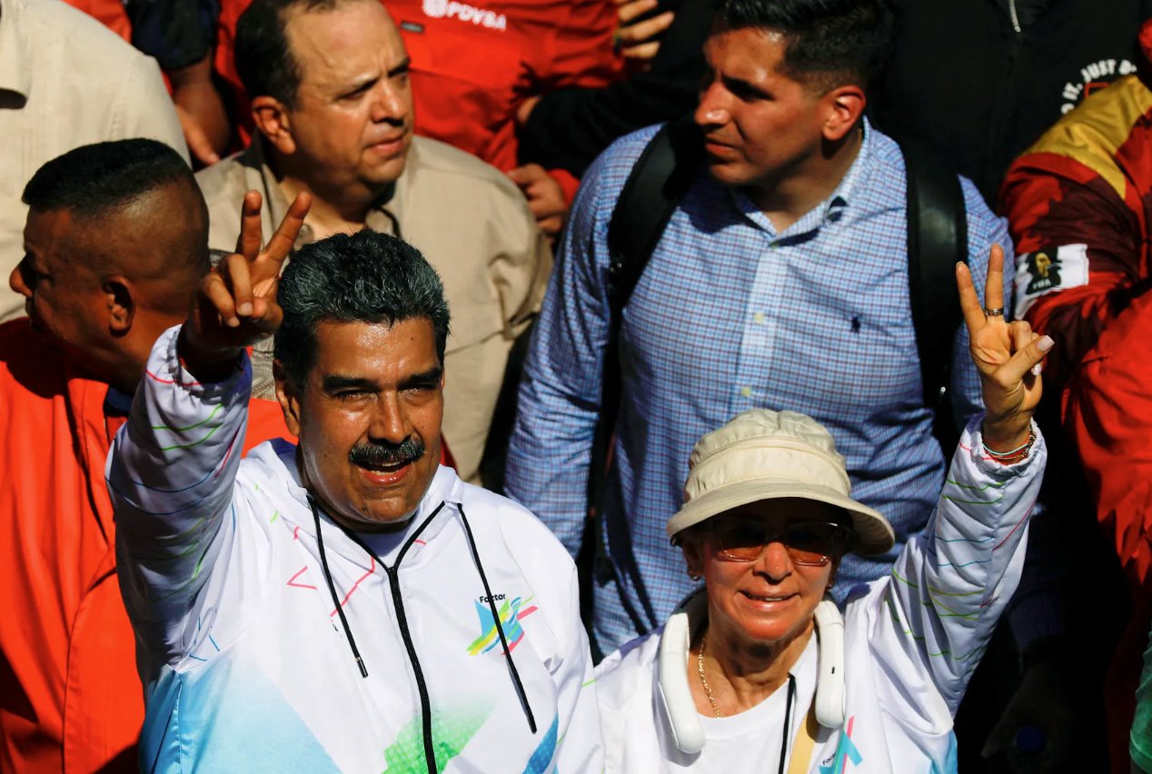 委內(nèi)瑞拉總統(tǒng)尼古拉斯&middot;馬杜羅和他的妻子西莉亞&middot;弗洛雷斯于2024年5月1日在委內(nèi)瑞拉加拉加斯參加五一節(jié)慶祝活動期間的集會。