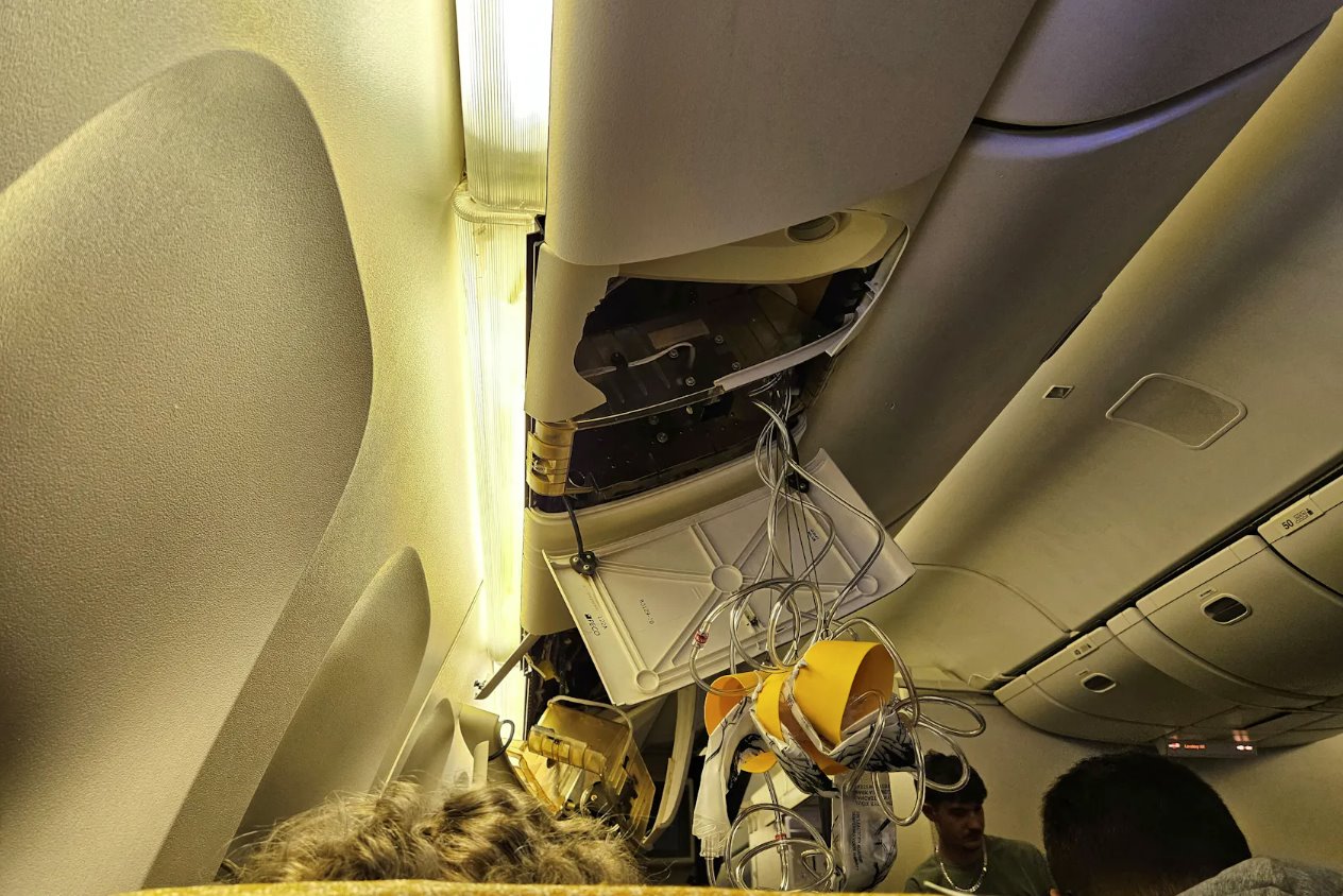 新加坡航空SQ321航班于2024年5月21日緊急降落在泰國(guó)曼谷素萬(wàn)那普國(guó)際機(jī)場(chǎng)后的內(nèi)部照片。