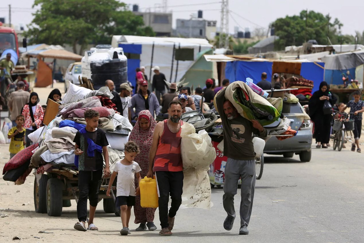 2024年5月28日，加沙地帶南部拉法，巴勒斯坦人因以色列軍事行動而帶著財物步行逃離拉法。
