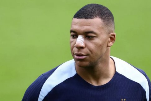 法國(guó)隊(duì)長(zhǎng)姆巴佩在鼻子骨折后纏著繃帶訓(xùn)練