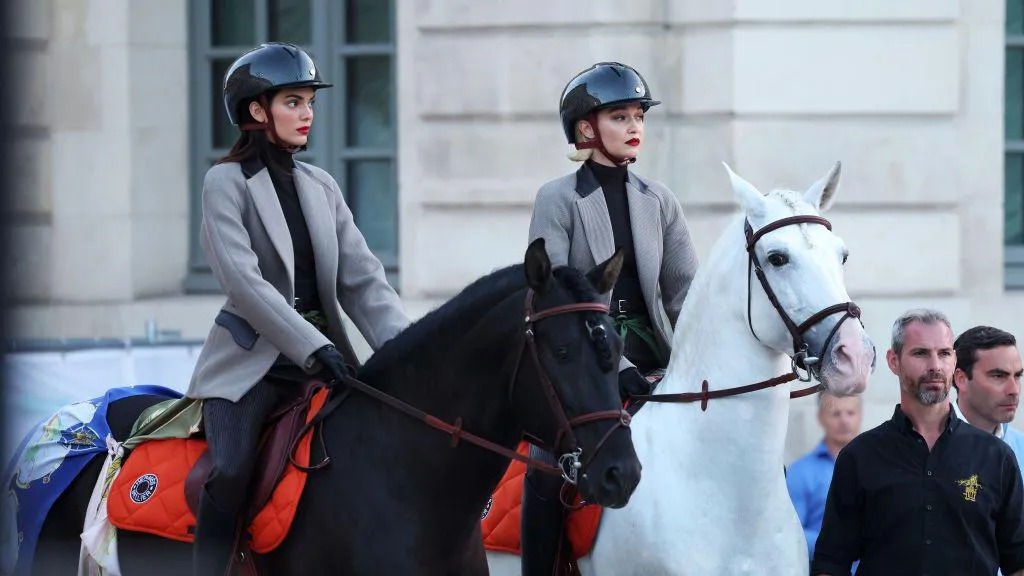 肯德爾·詹納 (Kendall Jenner) 和吉吉·哈迪德 (Gigi Hadid) 身穿愛馬仕 (Hermes) 騎馬穿過廣場