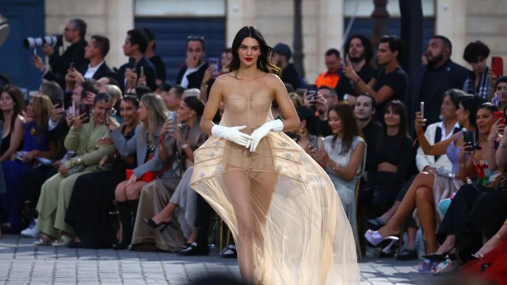 肯達(dá)爾·詹納 (Kendall Jenner) 身著裸色緊身胸衣結(jié)束秀場