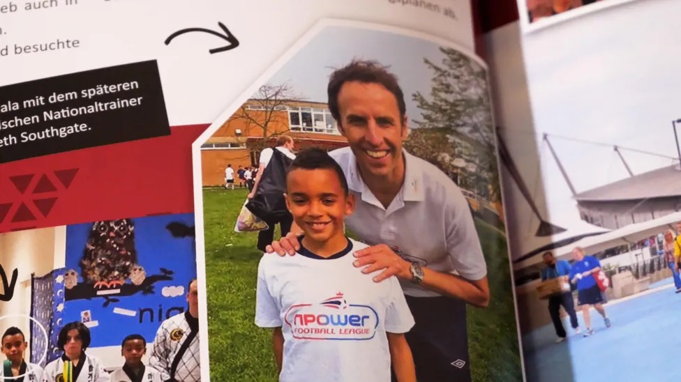 在學(xué)校期間，穆西亞拉遇到了時任英足總精英發(fā)展主管的加雷斯&middot;索斯蓋特(GarethSouthgate)