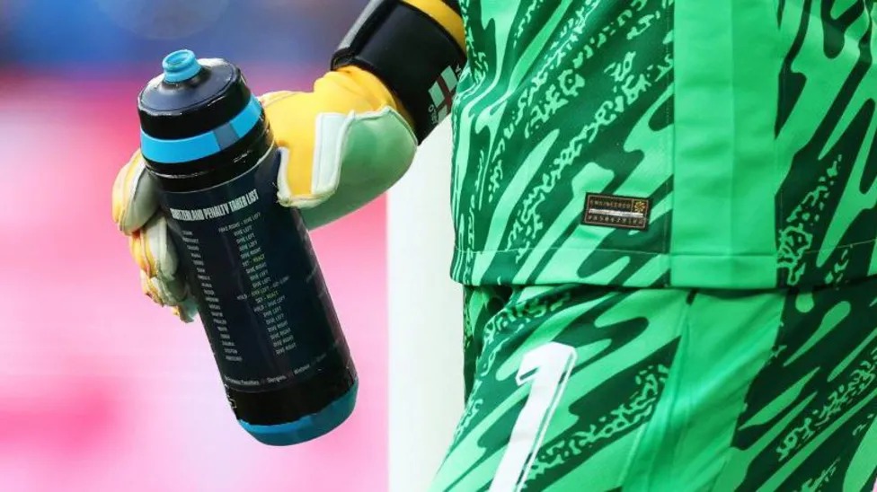 英格蘭門將喬丹&middot;皮克福德在他的水瓶上寫下了瑞士隊球員以及他應(yīng)該為點(diǎn)球而撲球的指示