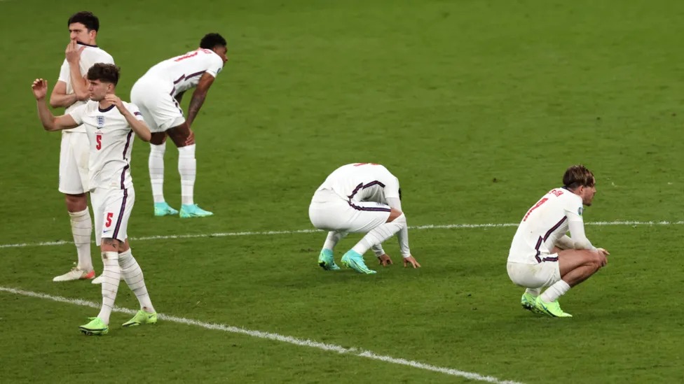 在溫布利舉行的2020年歐洲杯決賽中，英格蘭隊(duì)點(diǎn)球大戰(zhàn)以3-2輸給意大利隊(duì)