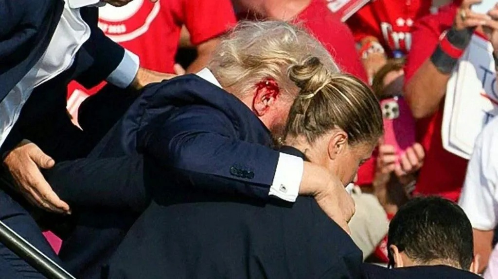 特朗普耳朵受傷流血，被工作人員保護(hù)著匆匆走下主席臺。