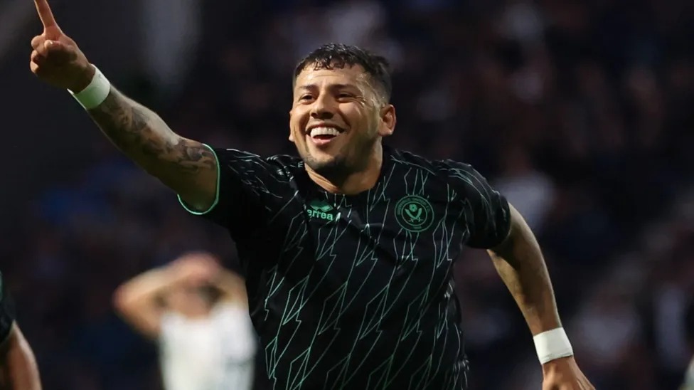 古斯塔沃&middot;哈默慶祝謝菲爾德聯(lián)隊進(jìn)球?yàn)榭完牥踩梅? /></p>
<p><a href=