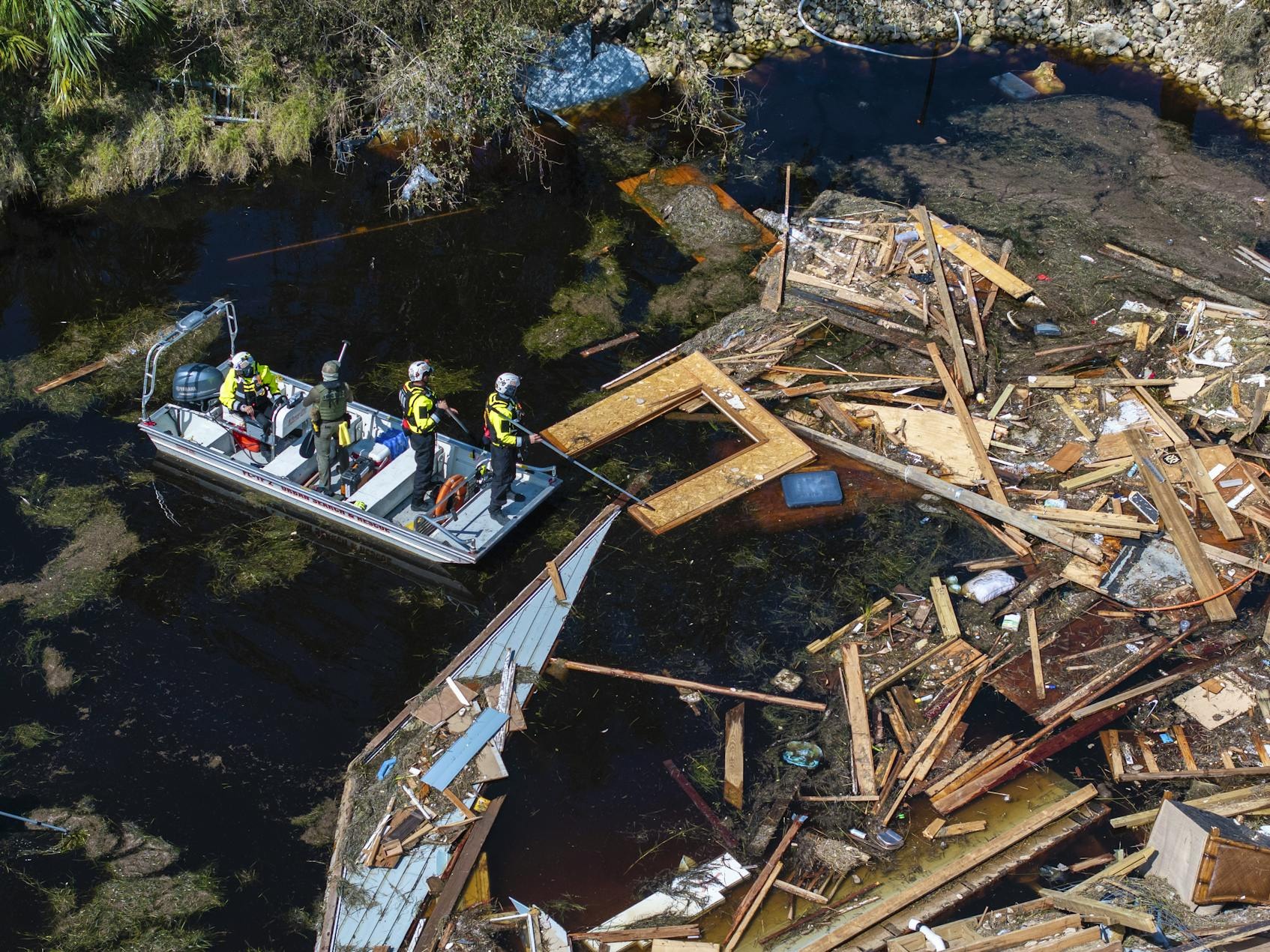 2024年9月28日，搜救人員在佛羅里達州基頓海灘的一條運河上巡邏尋找失蹤人員。