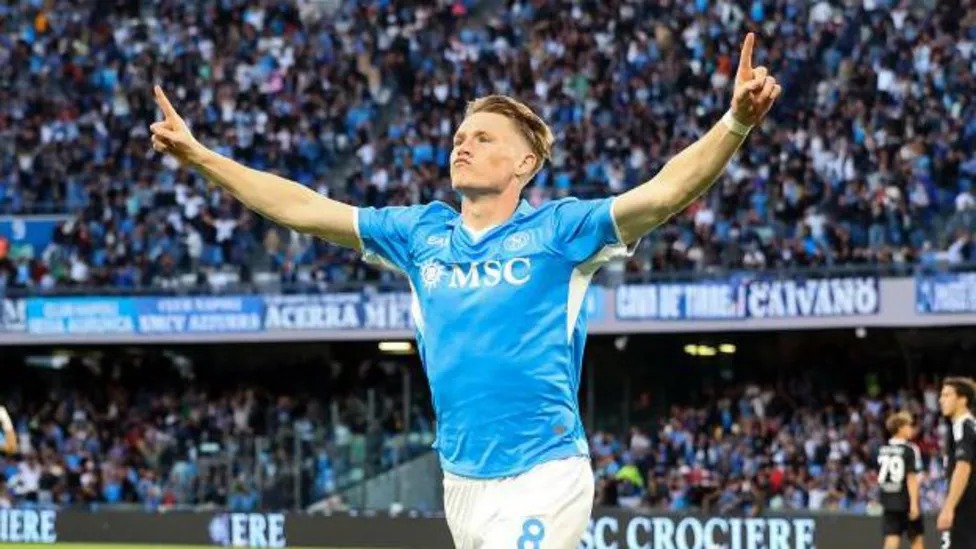 斯科特·麥克托米奈慶祝那不勒斯對陣科莫的進(jìn)球