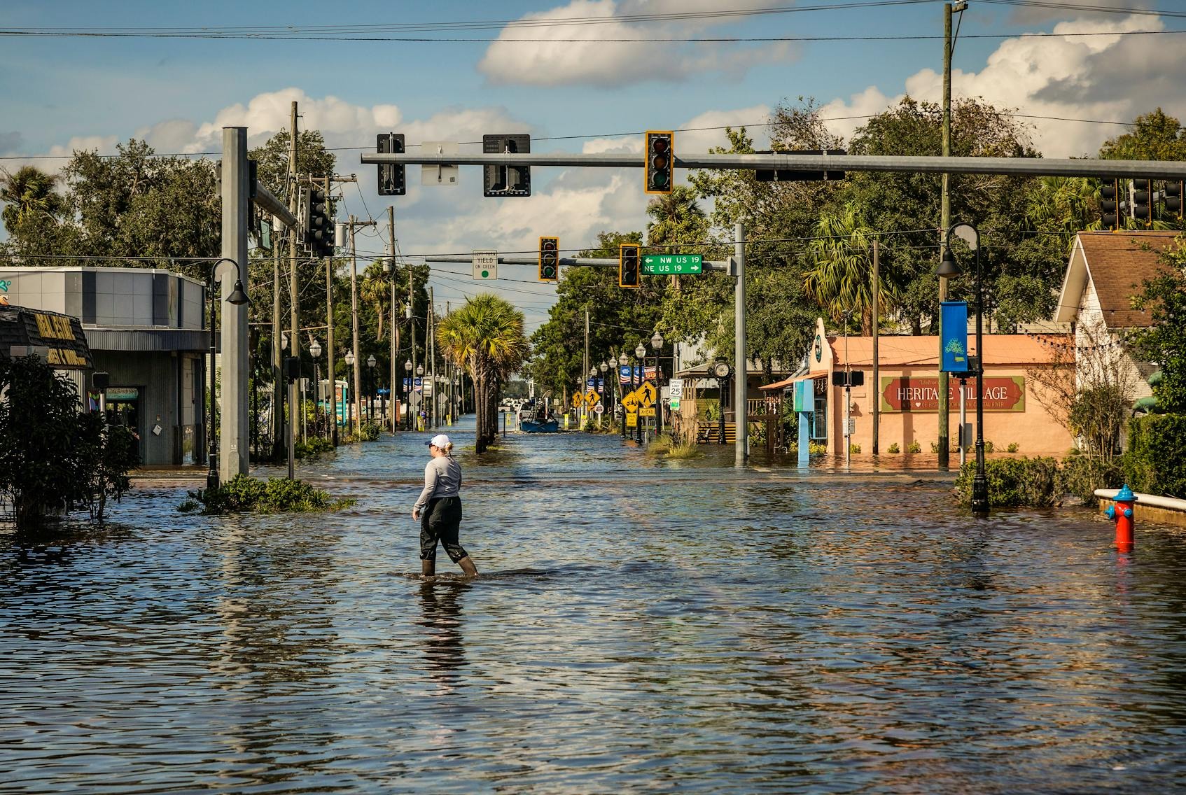2024年9月27日，颶風(fēng)海倫穿過佛羅里達(dá)州水晶河后，柑橘大道上的洪水仍然存在。