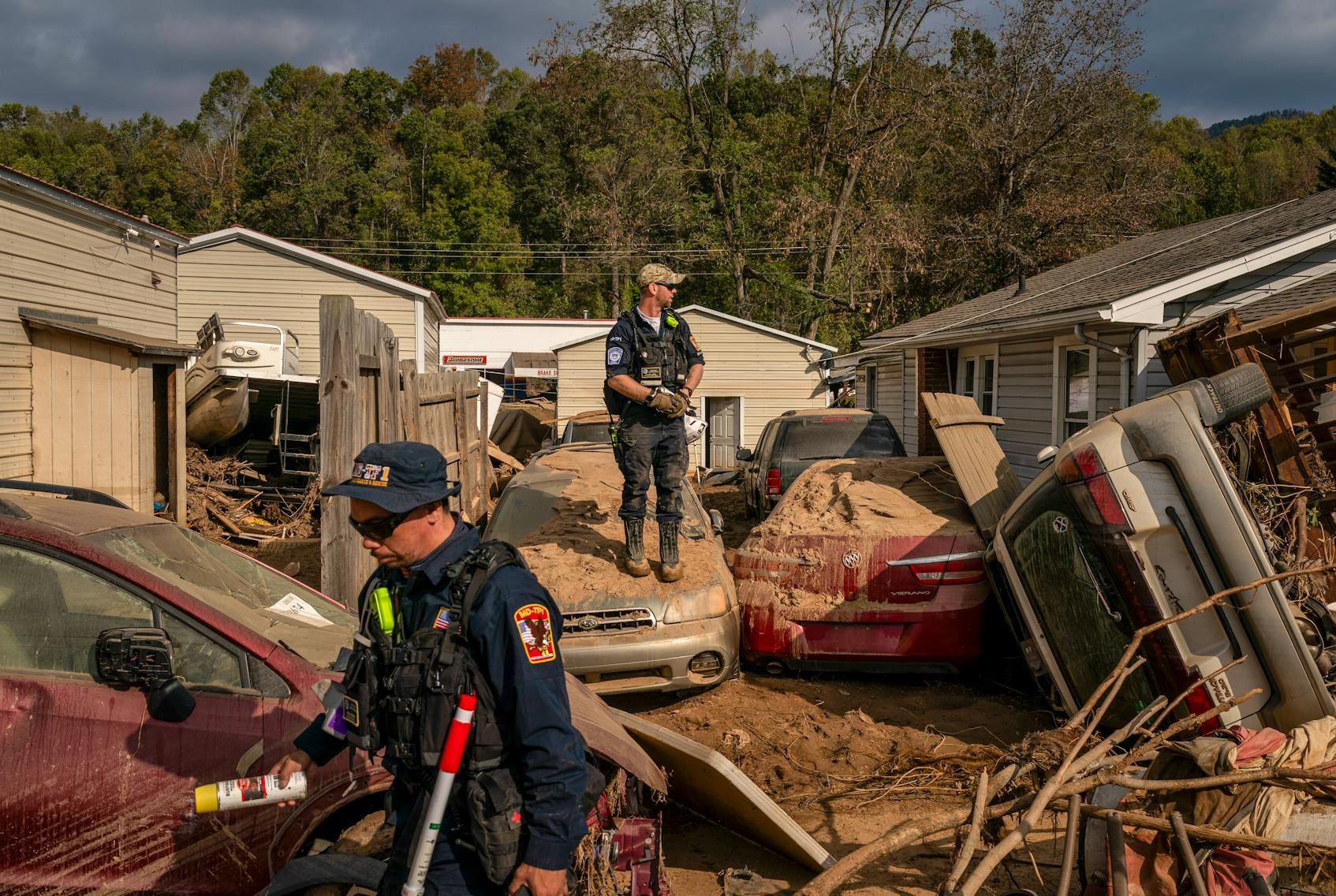 2024年10月6日，美國聯(lián)邦緊急事務(wù)管理署(FEMA)城市搜救特遣隊馬里蘭州第一特遣隊的人員在北卡羅來納州斯瓦納諾阿檢查颶風海倫后被毀的財產(chǎn)。