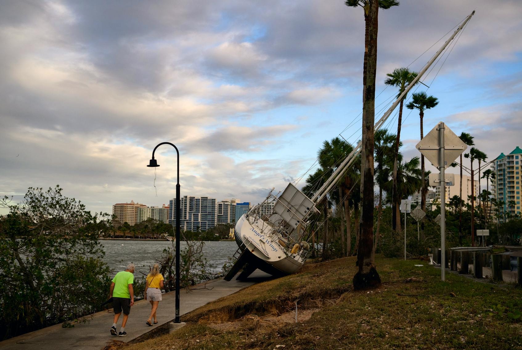 2024年10月10日上午，一艘被颶風(fēng)米爾頓推上佛羅里達州薩拉索塔的船只上岸。