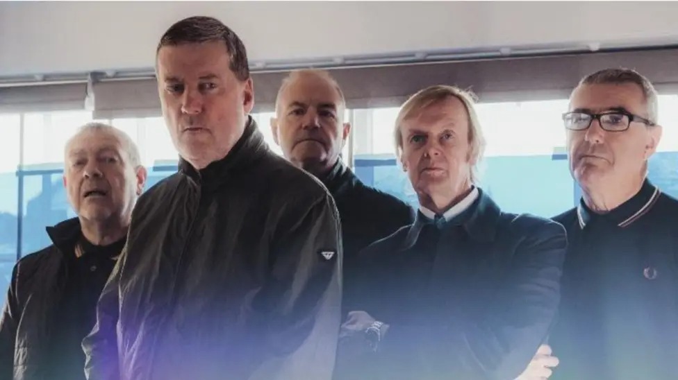 PeterHooton（前）和農(nóng)場的其他成員