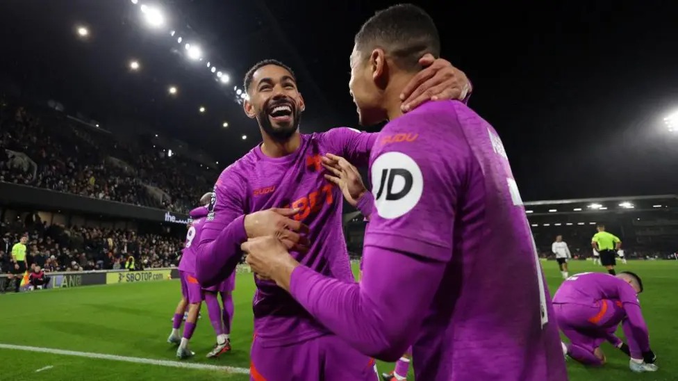 馬修斯&middot;庫尼亞在克雷文小屋慶祝對陣富勒姆的第二個進球