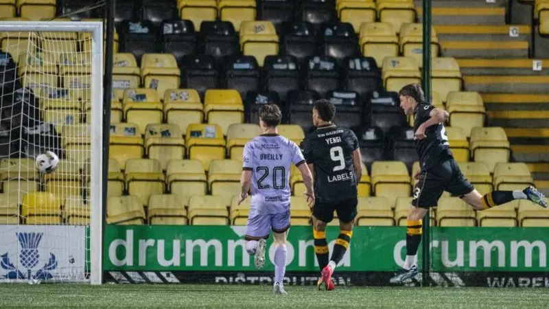 前帕蒂克薊隊前鋒羅比&middot;繆爾黑德（右）攻入利文斯頓的第二個進球