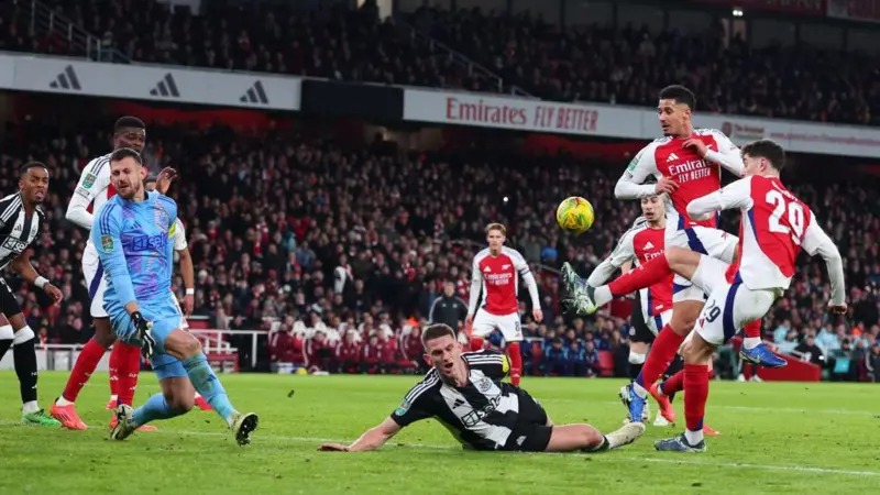 斯文·博特曼封蓋凱·哈弗茨的射門