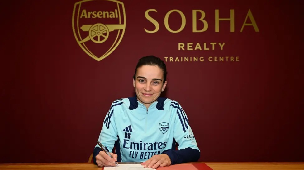 喬納斯&middot;艾德瓦爾(JonasEidevall)辭去阿森納主帥職務(wù)94天后，蕾妮&middot;斯萊格斯(ReneeSlegers)獲得永久任命