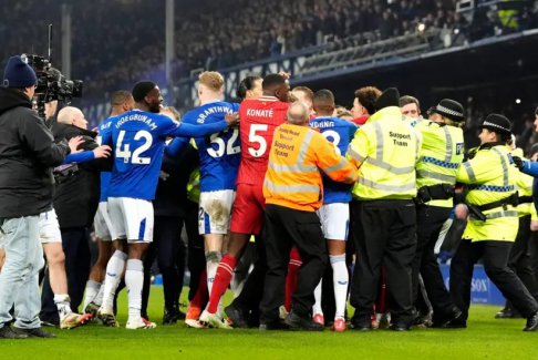 利物浦和埃弗頓兩隊(duì)球員在默西塞德郡德比戰(zhàn)結(jié)束時(shí)