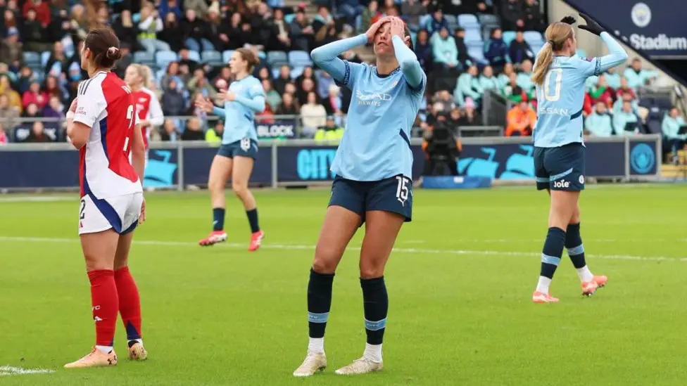 曼城在英超聯(lián)賽中被阿森納擊敗，跌至第四名