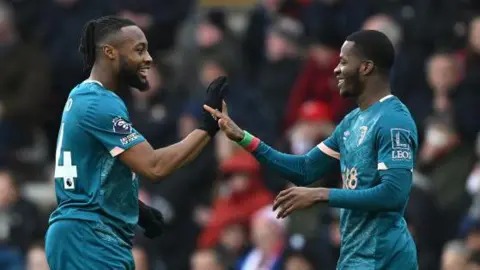 安托萬&middot;塞梅尼奧和丹戈&middot;瓦塔拉慶祝