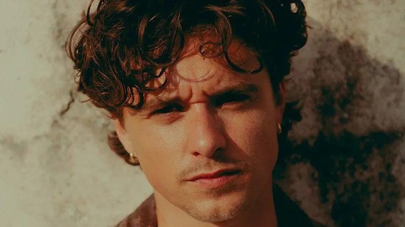 辛普森是The Vamps樂(lè)隊(duì)的主唱，同時(shí)也是樂(lè)隊(duì)的吉他手。