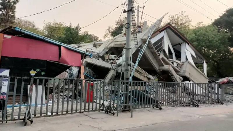 緬甸曼德勒一棟倒塌建筑的殘骸