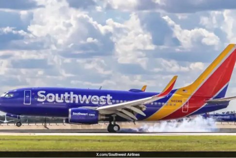 美國航班女乘客脫光衣服在座位上排便導(dǎo)致停飛