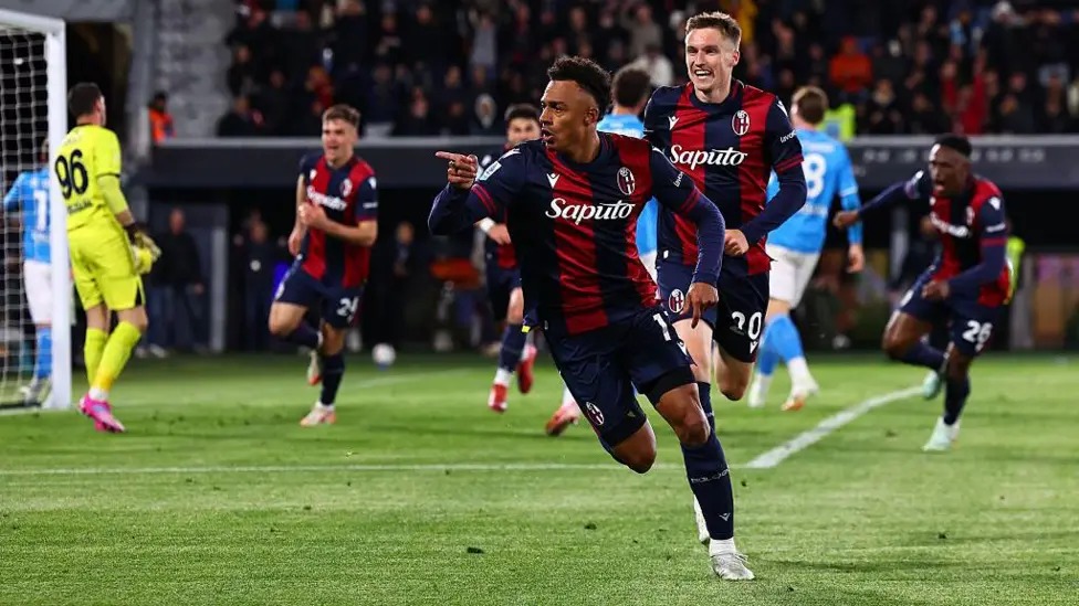 丹&middot;恩多耶慶祝博洛尼亞對陣那不勒斯的進球