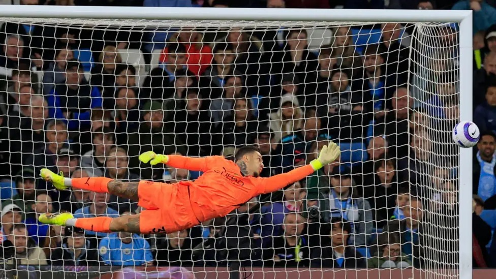 曼城門將埃德森在周三戰(zhàn)勝萊斯特城的比賽中飛身撲救