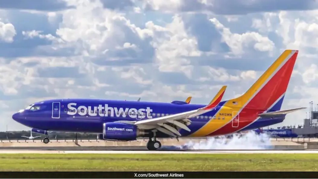 美國(guó)女乘客脫光衣服并在座位上排便，導(dǎo)致航空客機(jī)停飛