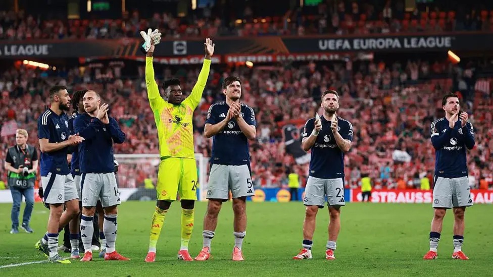 曼聯(lián)球員向球迷鼓掌