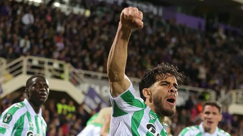 埃扎爾祖利在佛羅倫薩慶祝他的致勝進(jìn)球