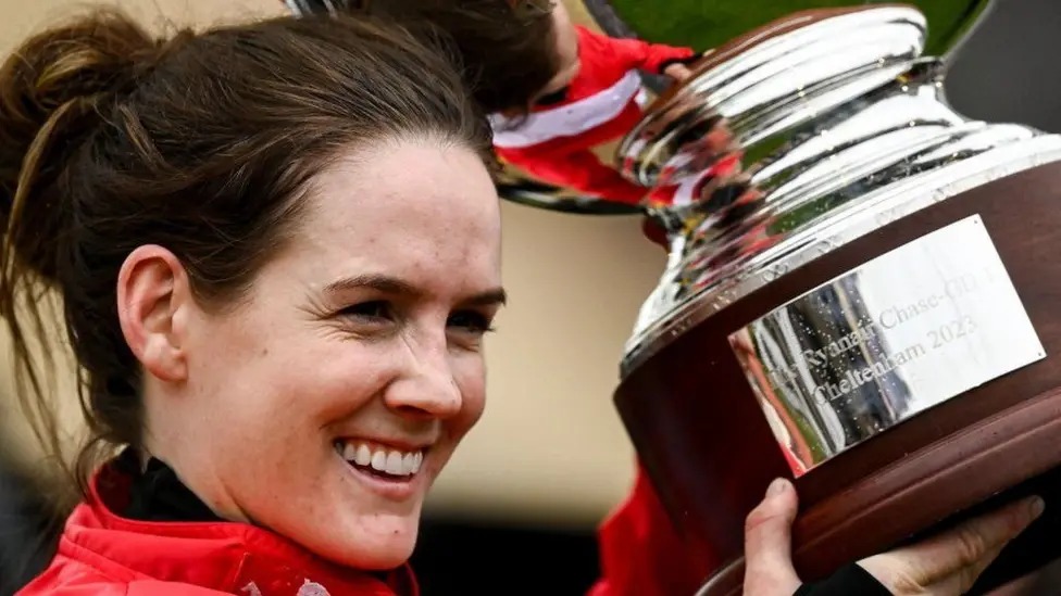 2022 年，Rachael Blackmore 騎著 A Plus Tard 贏得了切爾滕納姆金杯賽冠軍