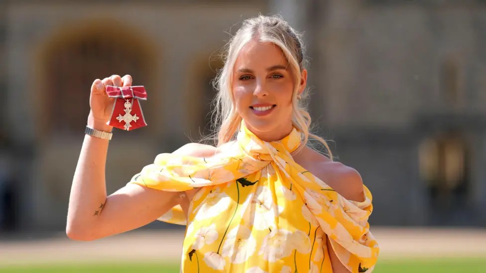 基莉&middot;霍奇金森在溫莎城堡接受大英帝國(guó)員佐勛章