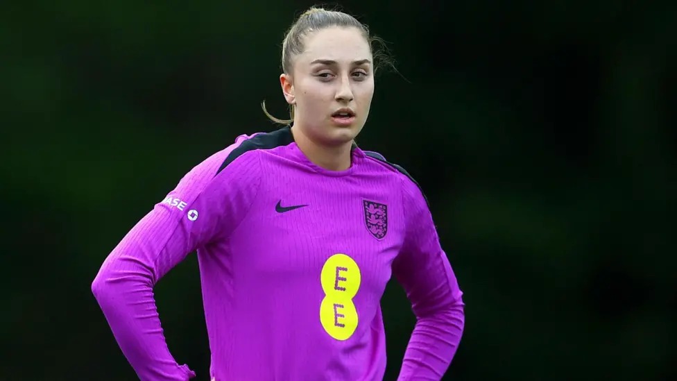 埃拉&middot;莫里斯曾代表英格蘭參加17歲以下、19歲以下和23歲以下級(jí)別的比賽