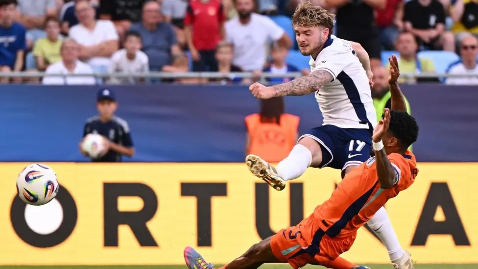 哈維&middot;埃利奧特梅開(kāi)二度，助英格蘭 U21 隊(duì)晉級(jí) 2025 年歐洲杯決賽