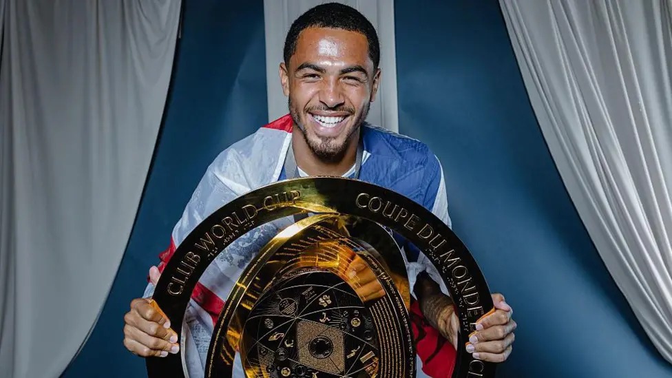 切爾西后衛(wèi)列維&middot;科爾威爾微笑著與世俱杯獎(jiǎng)杯合影