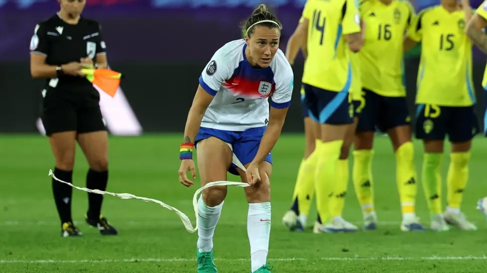 英格蘭對(duì)陣瑞典的四分之一決賽中，露西&middot;布朗茲用膠帶纏住她的腿。