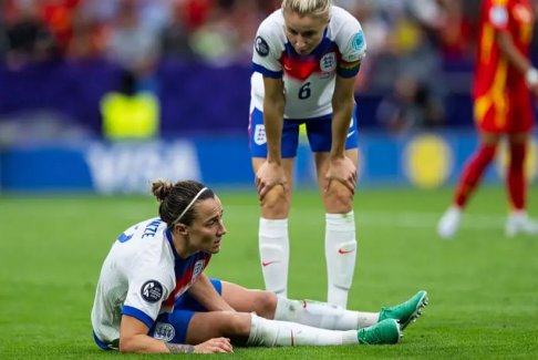 脛骨骨折的情況下英格蘭女足布朗澤如何參加2025年歐