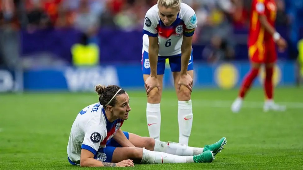 2025年歐洲杯決賽英格蘭對(duì)陣西班牙期間，英格蘭隊(duì)的露西&middot;布朗澤倒在地上。